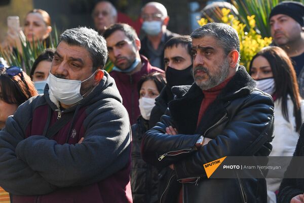 Ոստիկանները մտավորականներին առաջարկեցին քայլերթով գնալ դեսպանատների մոտ Ոստիկանները մտավորականներին առաջարկեցին քայլերթով գնալ դեսպանատների մոտ - Sputnik Արմենիա