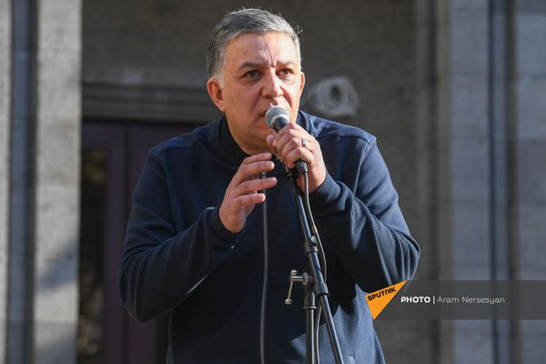 Ни слова о Пашиняне: интеллигенция в Ереване просит надавить на Баку в вопросе пленных Ни слова о Пашиняне: интеллигенция в Ереване просит надавить на Баку в вопросе пленных - Sputnik Армения