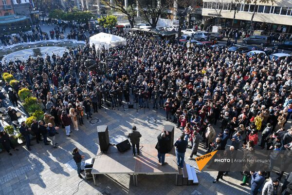 Ոստիկանները մտավորականներին առաջարկեցին քայլերթով գնալ դեսպանատների մոտ Ոստիկանները մտավորականներին առաջարկեցին քայլերթով գնալ դեսպանատների մոտ - Sputnik Արմենիա