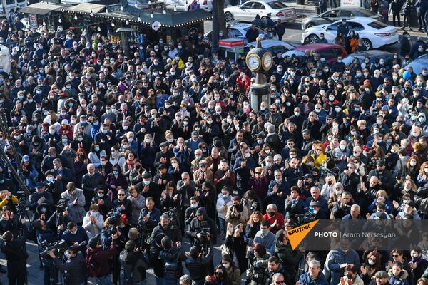 Ոստիկանները մտավորականներին առաջարկեցին քայլերթով գնալ դեսպանատների մոտ Ոստիկանները մտավորականներին առաջարկեցին քայլերթով գնալ դեսպանատների մոտ - Sputnik Արմենիա