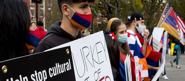 Армянская община Нью-Йорка в Вашингтон-сквере провела акцию протеста, призвав США признать независимость Арцаха и остановить культурные геноциды Турции и Азербайджана (27 ноября 2020). Манхэттен - Sputnik Армения