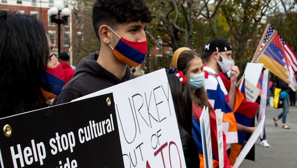 Армянская община Нью-Йорка в Вашингтон-сквере провела акцию протеста, призвав США признать независимость Арцаха и остановить культурные геноциды Турции и Азербайджана (27 ноября 2020). Манхэттен - Sputnik Արմենիա