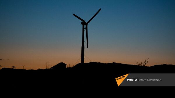 Ветряная электростанция рядом с трассой М10 в Гегаркуникской области - Sputnik Армения