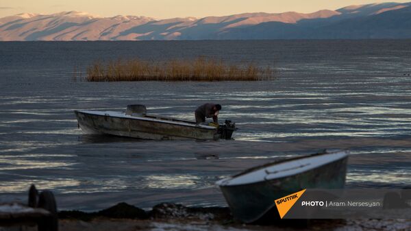 Рыбак на озере Севан, Гегаркуник - Sputnik Армения