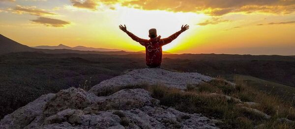 Tурист на горе Дивасар в Гегаркуникской области - Sputnik Армения