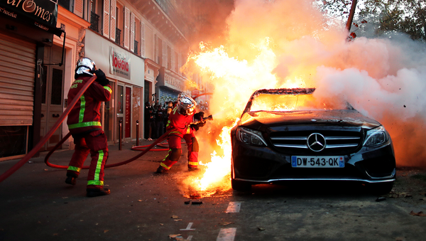 Пожарные тушат загоревшиеся автомобили во время демонстрации против Законопроекта о глобальной безопасности (28 ноября 2020). Париж - Sputnik Армения