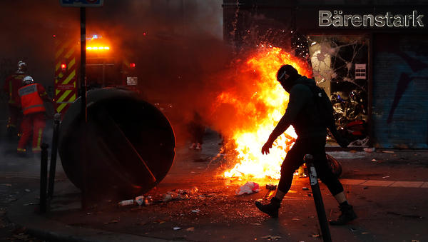 Протестующий проходит мимо огня во время демонстрации против Законопроекта о глобальной безопасности (28 ноября 2020). Париж - Sputnik Արմենիա