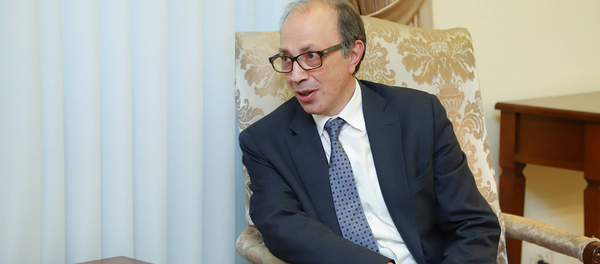 Министр иностранных дел Армении Ара Айвазян во время встречи с министром иностранных дел Карабаха (28 ноября 2020). Еревaн Министр иностранных дел Армении Ара Айвазян во время встречи с министром иностранных дел Карабаха (28 ноября 2020). Еревaн - Sputnik Արմենիա