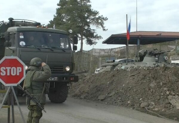 В Степанакерт прибыла группа российских военных врачей В Степанакерт прибыла группа российских военных врачей - Sputnik Армения