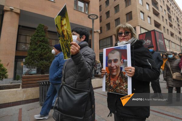 Հայ գերիների և անհայտ կորածների լուսանկարներով բողոքի երթ Երևանում. նախաձեռնությունը մտավորականներինն է. Հյուսիսային պողոտա - Sputnik Արմենիա
