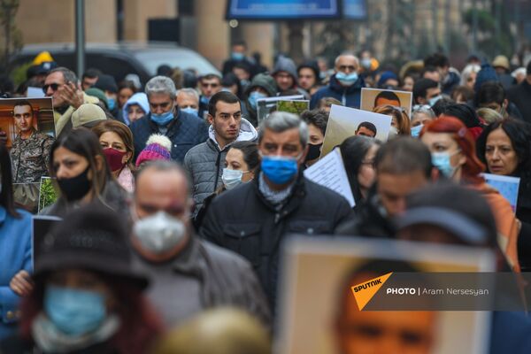 Просим вмешаться: в Ереване представители интеллигенции устроили шествие к посольству РФ - Sputnik Армения