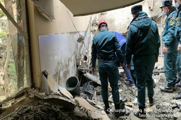 Обрушение в ереванском ресторане: спасатели извлекли из-под завалов тело женщины - Sputnik Армения