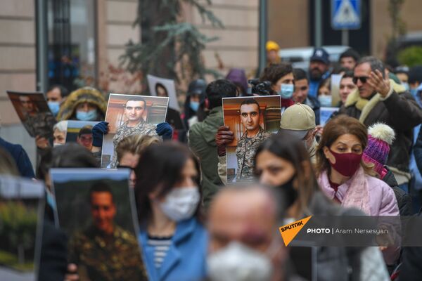 Գերիներին վերադարձնելու, զոհվածների մարմինները հանձնելու և անհայտ կորածների որոնողական աշխատանքների գործընթացներին միջամտելու պահանջով բողոքի ակցիա Երևանում - Sputnik Արմենիա