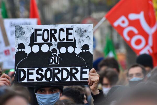 Участники акции недовольства действиями правоохранительных органов в отношении мигрантов и против внесения поправки к закону О национальной безопасности в Париже - Sputnik Армения