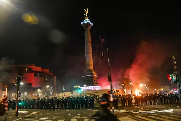 Сотрудники полиции во время акции недовольства действиями правоохранительных органов в отношении мигрантов в Париже - Sputnik Армения