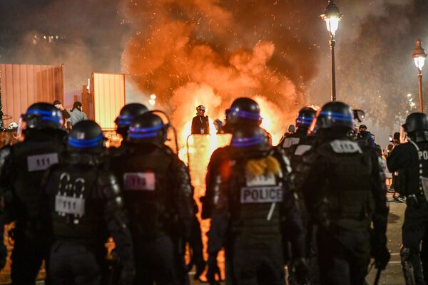 Сотрудники полиции во время акции недовольства действиями правоохранительных органов в отношении мигрантов и против внесения поправки к закону О национальной безопасности в Париже - Sputnik Армения