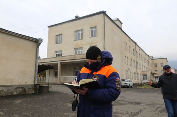 Разбомбленный роддом Степанакерта возобновил работу — восстановлению помог МЧС России - Sputnik Армения