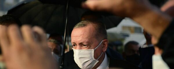 Президент Турции Реджеп Тайип Эрдоган осматривает недавно открытый пляж Вароши на разделенном войной Кипре в оккупированной Турцией зоне (15 ноября 2020). Кипр - Sputnik Армения