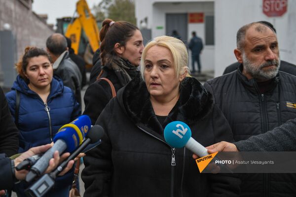 Попали в окружение и пропали без вести: акция протеста у воинской части в Эчмиадзине - Sputnik Армения