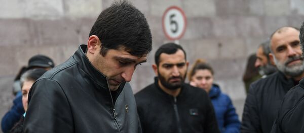 Акция протеста родителей пропавших без вести военнослужащих перед воинской частью (1 декабря 2020). Эчмиадзин - Sputnik Армения