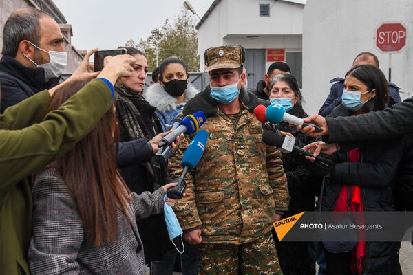 Попали в окружение и пропали без вести: акция протеста у воинской части в Эчмиадзине - Sputnik Армения