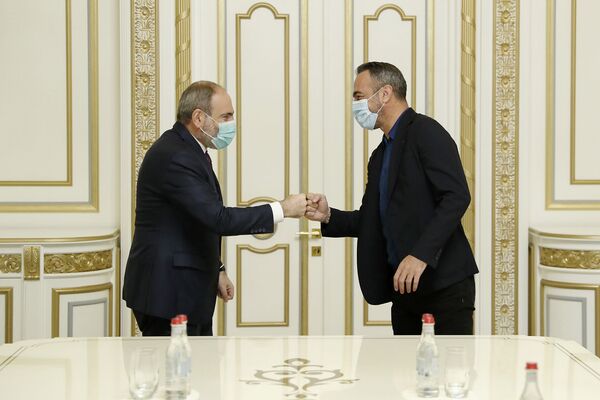 Пашинян и братья Джоркаеффы обсудили вопросы сотрудничества и помощи Карабаху - Sputnik Армения