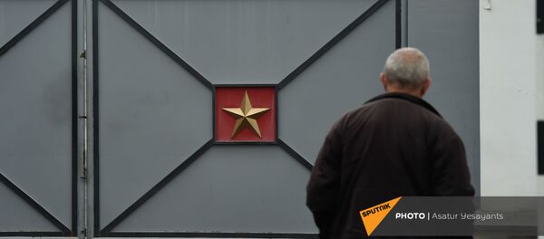 Акция протеста родителей пропавших без вести военнослужащих перед воинской частью (1 декабря 2020). Эчмиадзин - Sputnik Արմենիա