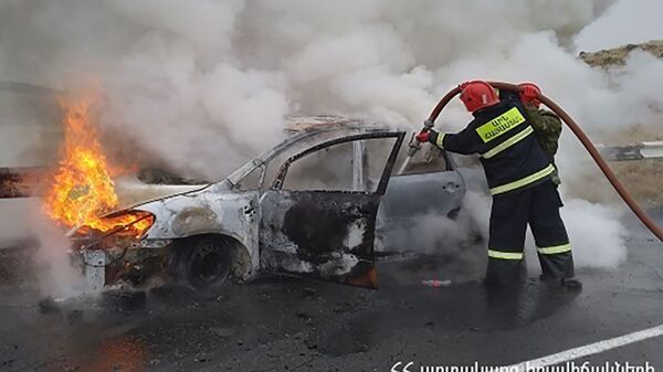 Сгоревший автомобиль в селе Хацашен (1 декабря 2020). Арагацотн - Sputnik Армения