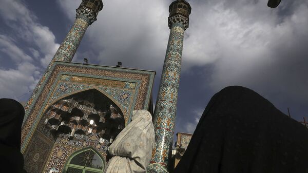 Верующие готовятся совершить молитву Ид аль-Фитр в ознаменование окончания месяца исламского поста Рамадан (24 мая 2020). Иран - Sputnik Армения