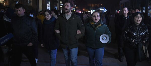 Активисты, требующие отставки премьер-министра и правительства, поют национальные песни на Северном проспекте (1 декабря 2020). Еревaн - Sputnik Армения