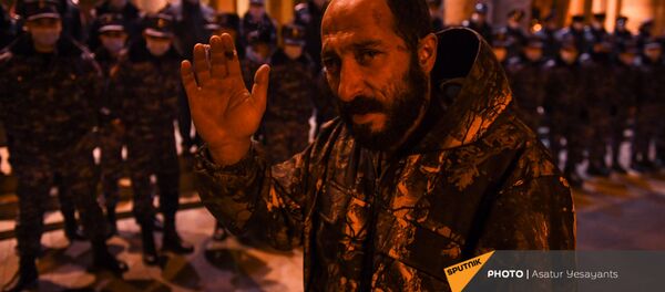 Активисты, требующие отставки премьер-министра и правительства, у Дому правительства (1 декабря 2020). Еревaн Активисты, требующие отставки премьер-министра и правительства, у Дому правительства (1 декабря 2020). Еревaн - Sputnik Արմենիա