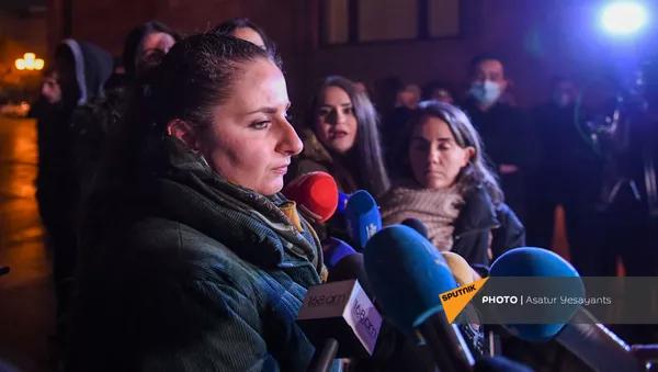 Активисты, требующие отставки премьер-министра и правительства, у Дому правительства (1 декабря 2020). Еревaн - Sputnik Армения