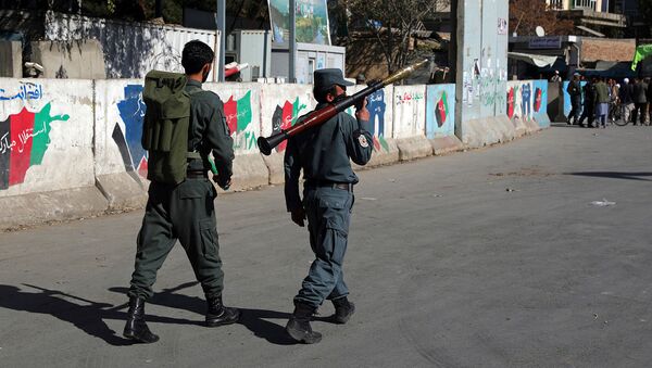 Афганские сотрудники Службы безопасности патрулируют с гранатометом на месте нападения на университет (2 ноября 2020). Кабул - Sputnik Արմենիա