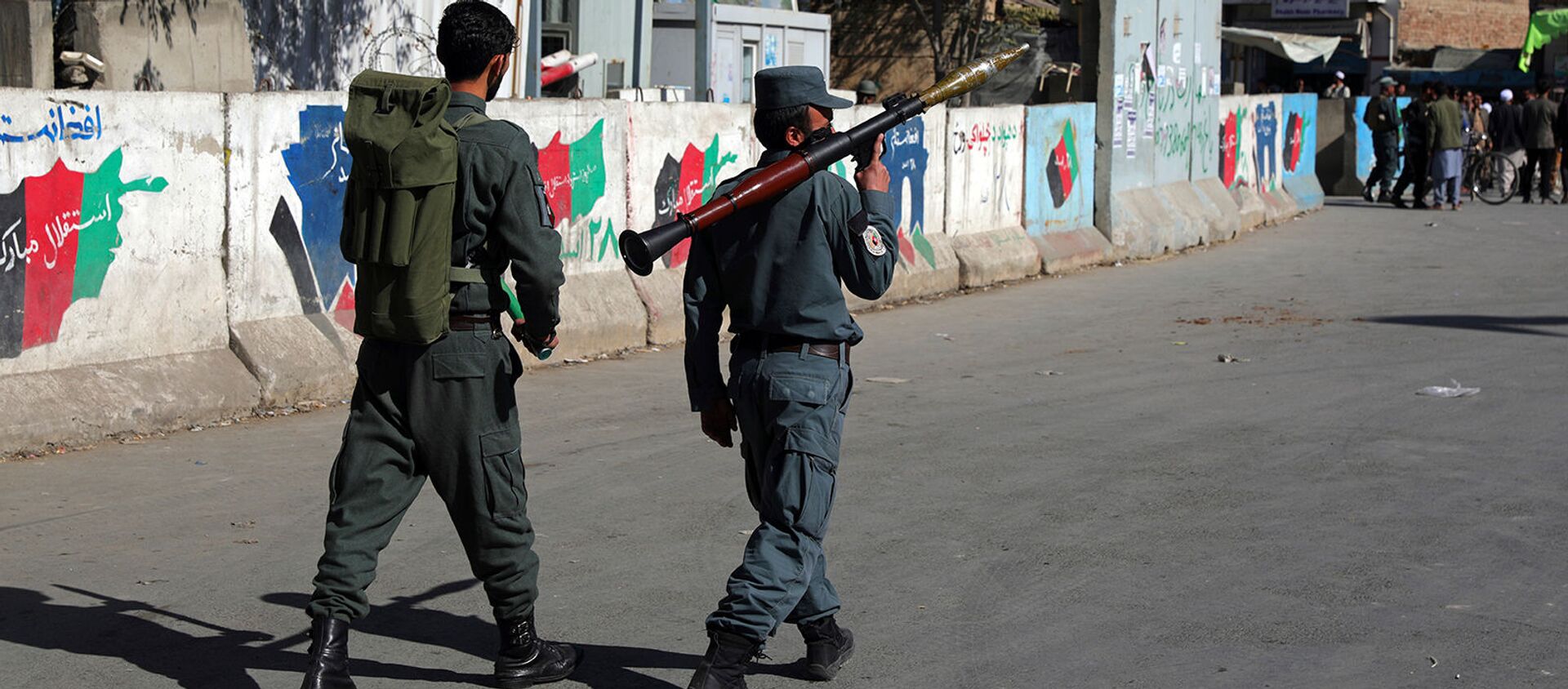 Афганские сотрудники Службы безопасности патрулируют с гранатометом на месте нападения на университет (2 ноября 2020). Кабул - Sputnik Армения, 1920, 02.08.2021