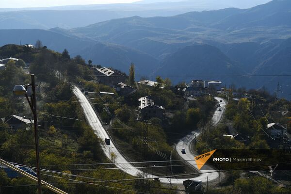 Вид на дома и автомобильную дорогу в городе Бердзор (27.11.2020). Карабах - Sputnik Армения