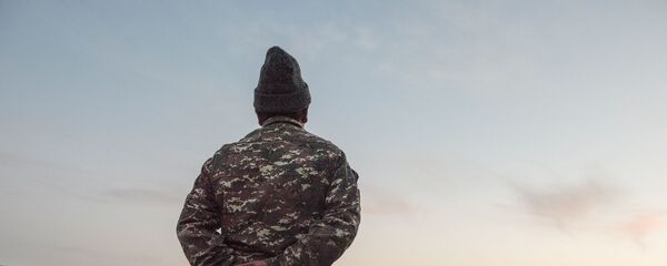 Местный житель на дороге в городе Бердзор (28 ноября 2020). Карабах - Sputnik Արմենիա