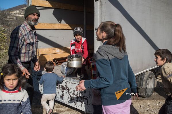 Семья из города Бердзор собирает вещи перед тем, как покинуть свой дом в Бердзоре (28 ноября 2020). Карабах - Sputnik Армения