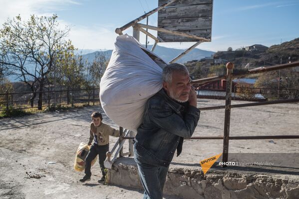 Местные жители покидают свои дома в городе Бердзор (28 ноября 2020). Карабах - Sputnik Армения