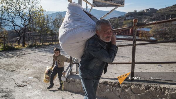 Местные жители покидают свои дома в городе Бердзор (28 ноября 2020). Карабах - Sputnik Արմենիա