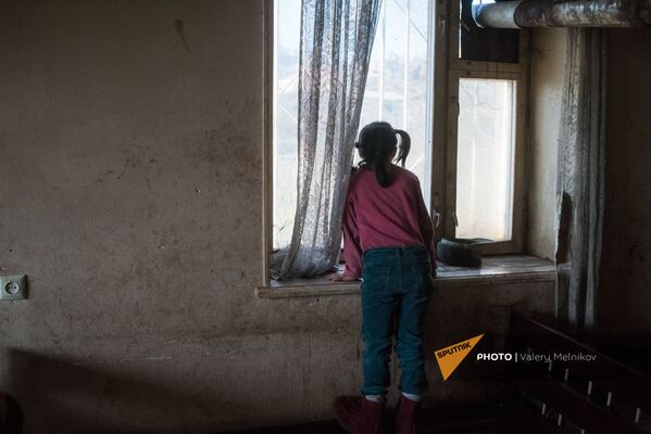 Ребенок наблюдает за взрослыми, собирающими вещи перед тем, как покинуть свой дом в Бердзоре (28 ноября 2020). Карабах - Sputnik Армения