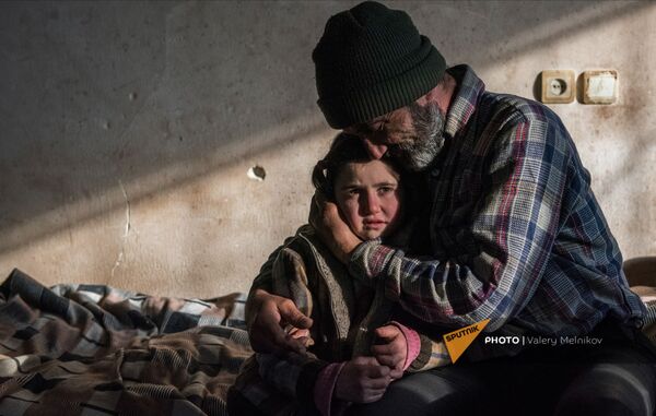 Мужчина с дочерью в городе Бердзор перед переселением (28 ноября 2020). Карабах - Sputnik Армения
