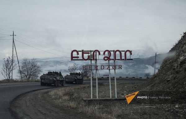 Бронетранспортеры БТР-82А российских миротворческих сил на въезде в город Бердзор (30 ноября 2020). Карабах - Sputnik Армения