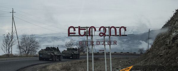 Бронетранспортеры БТР-82А российских миротворческих сил на въезде в город Бердзор (30 ноября 2020). Карабах Бронетранспортеры БТР-82А российских миротворческих сил на въезде в город Бердзор (30 ноября 2020). Карабах - Sputnik Армения
