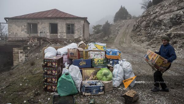 Люди собирают все необходимые вещи перед отъездом из города Бердзор (30 ноября 2020). Карабах - Sputnik Армения