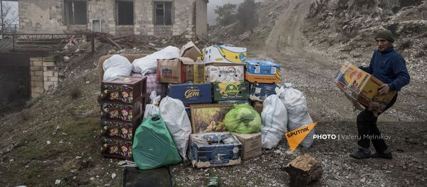 Люди собирают все необходимые вещи перед отъездом из города Бердзор (30 ноября 2020). Карабах Люди собирают все необходимые вещи перед отъездом из города Бердзор (30 ноября 2020). Карабах - Sputnik Արմենիա