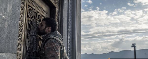 Мужчина на кладбище в городе Бердзор (30 ноября 2020). Карабах - Sputnik Армения