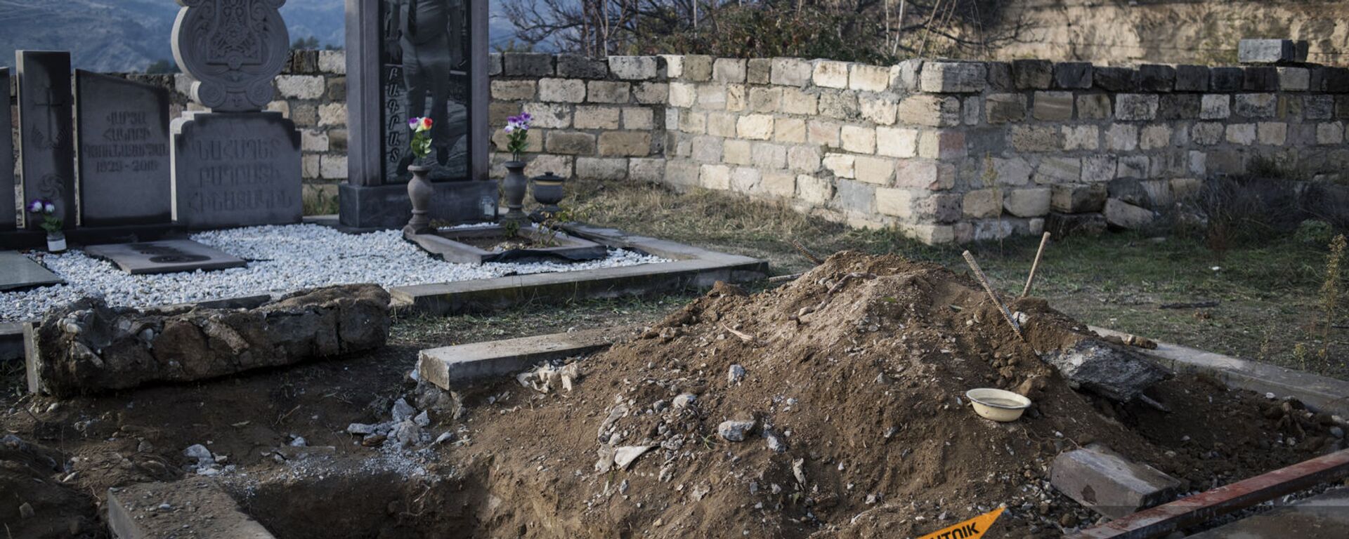 Могилы на кладбище после извлечения останков захороненных жителей в городе Бердзор (30 ноября 2020). Карабах - Sputnik Армения, 1920, 15.11.2021