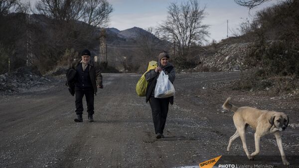 Люди покидают свои дома в городе Бердзор (30 ноября 2020). Карабах - Sputnik Армения