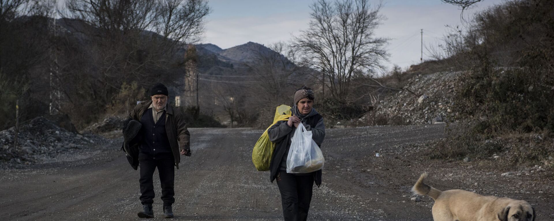 Люди покидают свои дома в городе Бердзор (30 ноября 2020). Карабах - Sputnik Армения, 1920, 02.09.2021