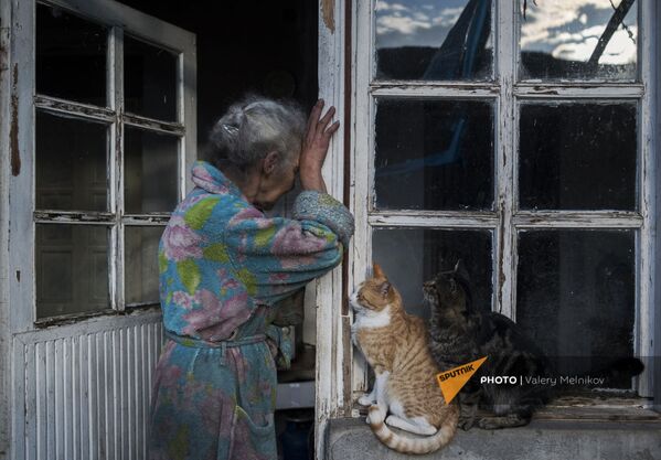 Пожилая женщина возле своего дома в городе Бердзор (30 ноября 2020). Карабах - Sputnik Армения